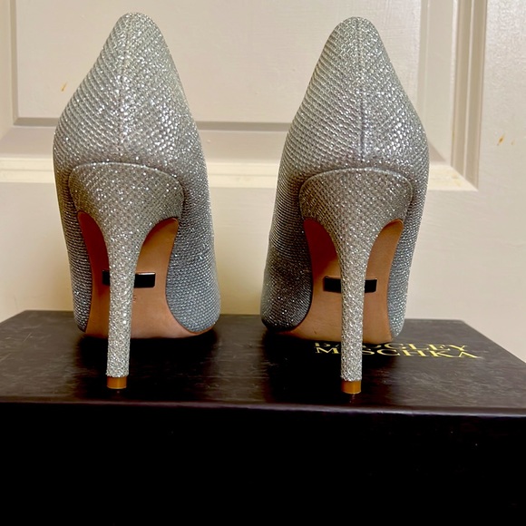 Elegant Badgley Mischka Ponder pointed toe pumps. - Picture 5 of 7